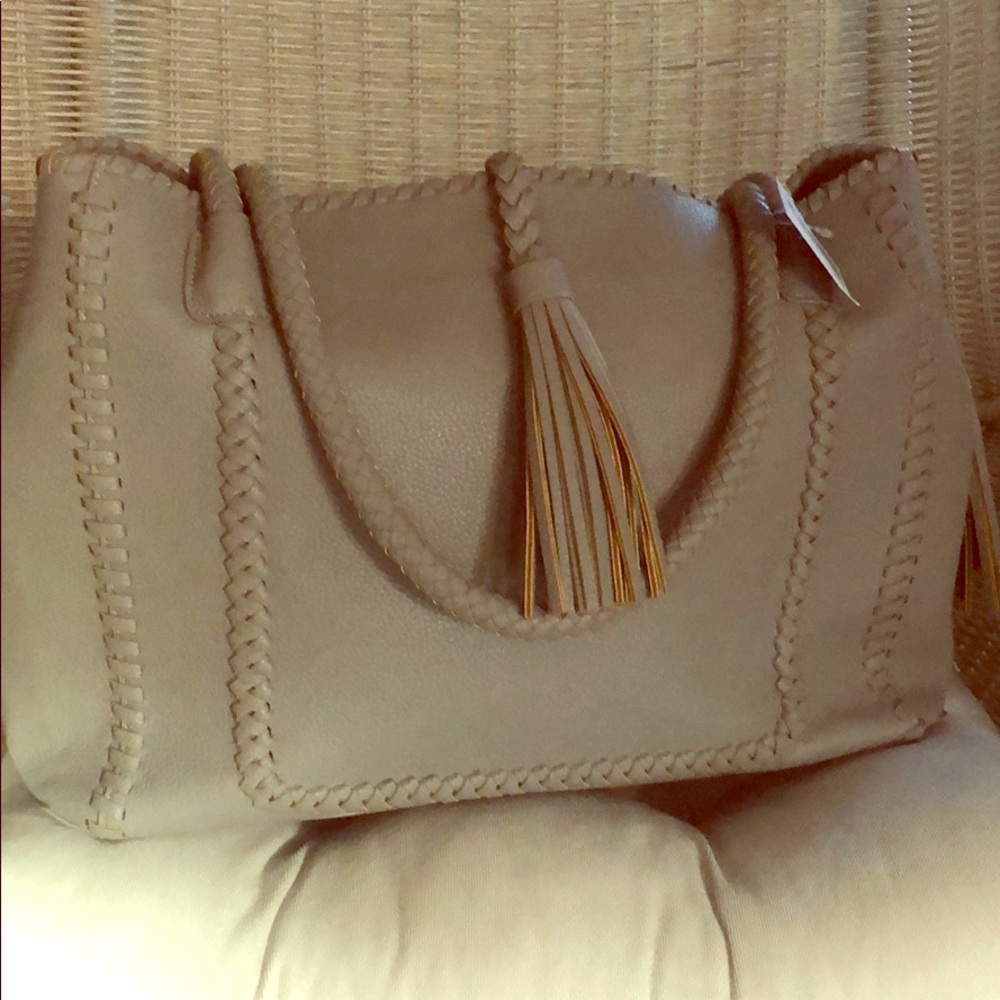 Super cute gray handbag!